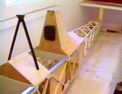 L'aile suspendue au fuselage...ou le contraire ?